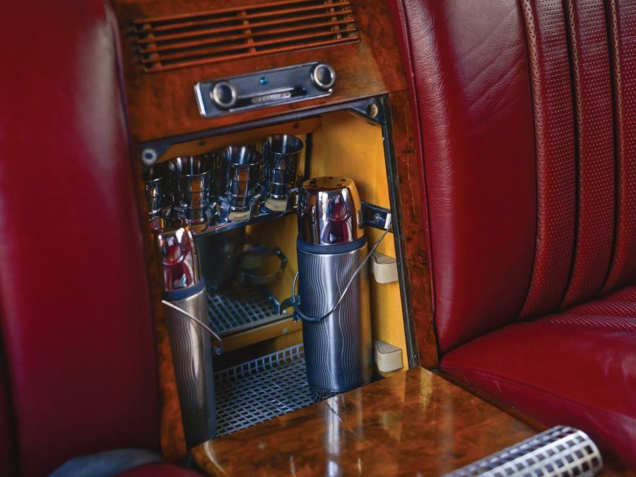 Детали интерьера Mercedes-Benz 600 Pullman Limousine 1970 года  (фото 3 из 31)